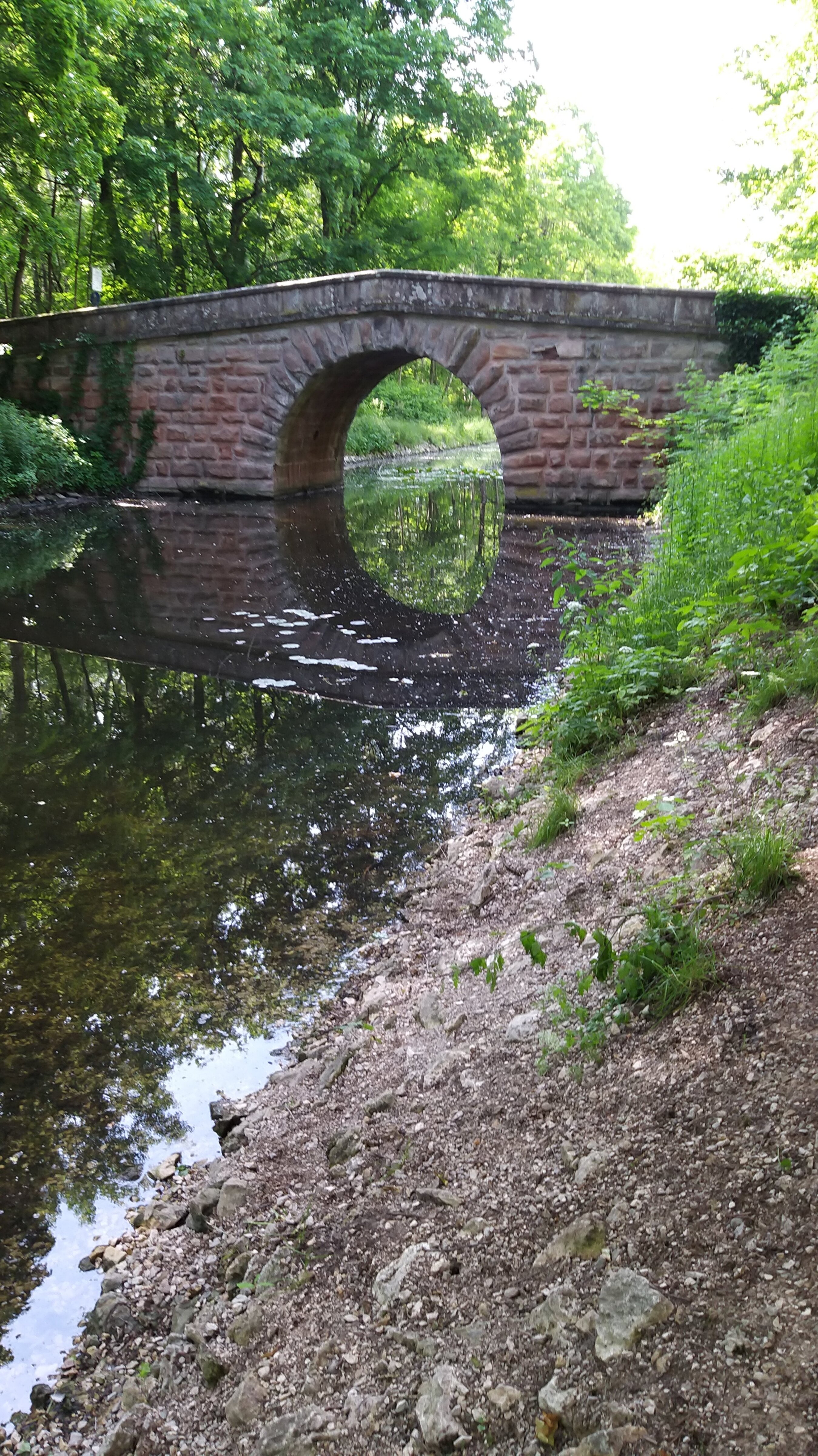 Alte Steinbrücke mit Spiegelbild